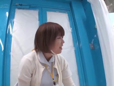 【見えてないよね??&素人ナンパ】『ちょっと待ってください！』可愛い看護婦さんにチンポを合法的に露出！抜けすぎ注意なR18動画
