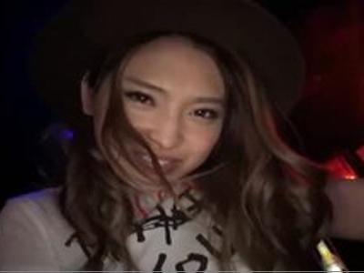 【素人&美少女】ビッチな巨乳ギャルと仕事中の店内でファック！男性客に見られて恥ずかしそうにする女の子！興奮MAXのメチャ抜け映像