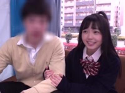 【外見える!?&カップル】女子校生がずらりと並んだ男性器からカレシを見る企画で他の男にハメられる！男性におすすめのR18動画