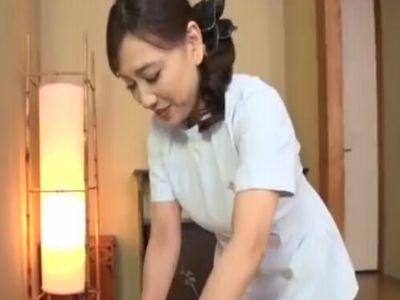 『すいません…勃っちゃいました？』熟年のエステ師にフル勃起したペニスで誘ってSEX