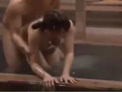 【エロ動画&寝取らせ】旦那に騙されて混浴に入って変態男に寝取られた奥様！興奮MAXのメチャ抜け映像