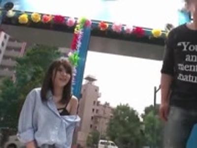【エロ動画&スレンダー】彼女をミラー号に連れ込んでファック！ミラー越しに彼氏を見ながらイキまくる！男性におすすめのスケベ映像