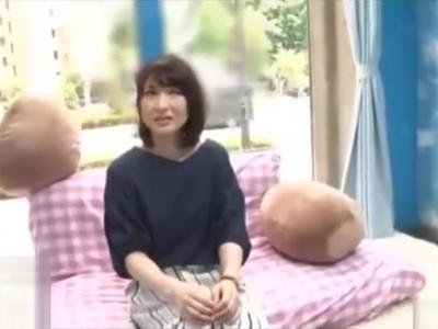 【巨乳&エロ動画】めちゃくちゃかわいい清楚系の美女と車内で性行為！激しいピストンでアヘ顔になっちゃう少女！女性が見てもいい18禁動画