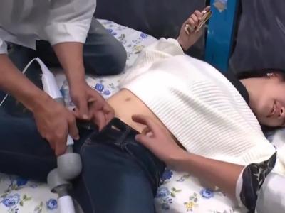【外見える!?&企画】激カワな美女が固定バイブで感じまくって我慢できずに性行為までしちゃった！発射どころ豊富なR18動画