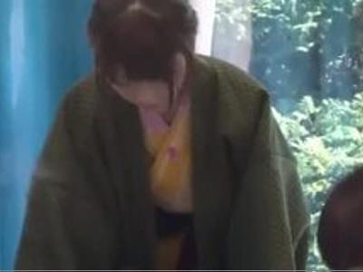 【マジックミラー&エロ動画】温泉で見つけた可愛い女の子にエッチなエステ！興奮させてそのままゴム無しSEX！体型がいい感じの女の子