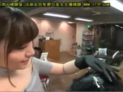 【企画&おっぱい】欲求不満なセクシーな美容師が男性客を誘惑！フル勃起したチンポをパクリ！シコシコ必須のエロ動画