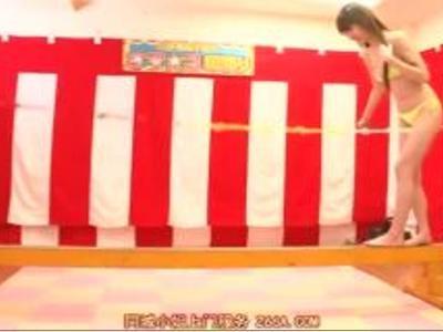 【美乳&エロ動画】極小水着で綱渡り！大人のおもちゃで邪魔されて落ちたらエッチな罰ゲーム！迷ったらこの動画