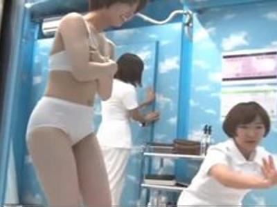 【主婦&企画】激カワ人妻がエッチなマッサージで濡れ濡れ！そのまま寝取って生出ししちゃった！おすすめの作品