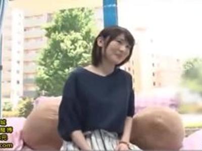 【人妻&主婦】超絶可愛い清楚系の美女と車内でファック！激しいピストンでアヘ顔になっちゃう少女！体型最高な美女