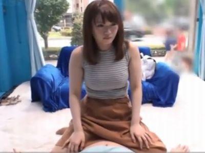 【マジックミラー&企画】人妻2人を車内に連れ込んで素股からの不倫！旦那を忘れて感じまくる欲求不満な人妻たち！お気に入り必須のエロ動画
