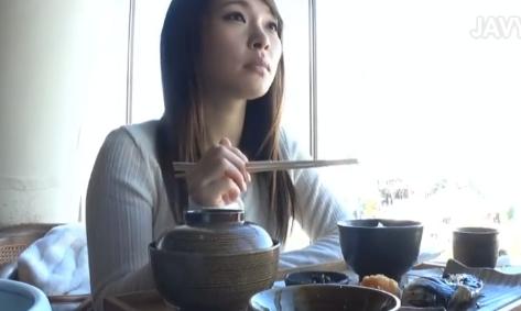 ご飯をおごって借りを作りハメ撮り合意させちゃう