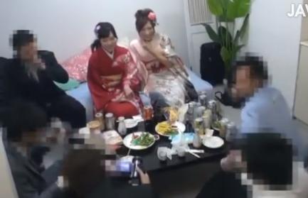 振袖姿のお姉さん二人が宅呑みで乱れまくる