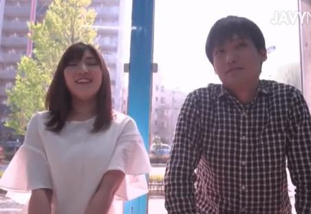 素人ガールが壁からでてる彼のちんぽを当てられずＮＴＲパコされちゃう