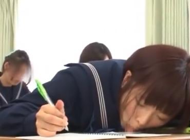 授業中なのに机から生えてきたちんぽをしゃぶる激カワまなてぃー