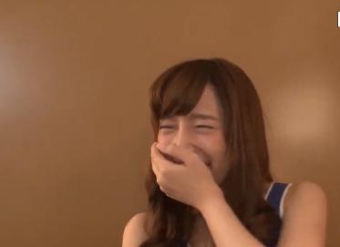 笑顔が素敵な美人妻さんオマンコガンガン突かれアクメしちゃう