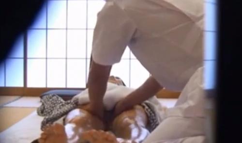 温泉宿でマッサージ師にちんちん挿入されちゃうお姉さん