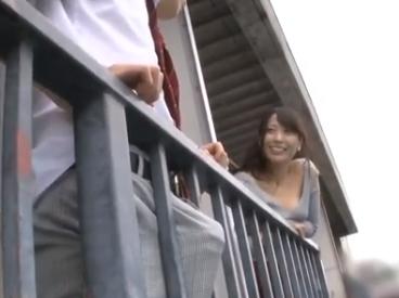 テントをはってる男子高生の股間を見て家に連れ込んじゃうエッチなお姉さん