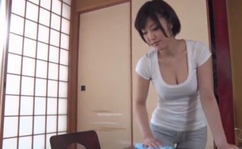 パイパン巨乳妻が欲情した息子にハメられちゃう