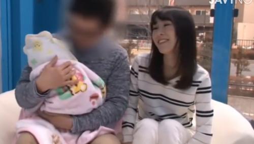 子持ち人妻さんMM号の中で他人棒を挿入されたっぷり中出しされる