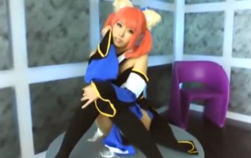 コスプレイヤーの女の子チュパチュパちんぽを舐めまわし着衣ハメで中出しセックス