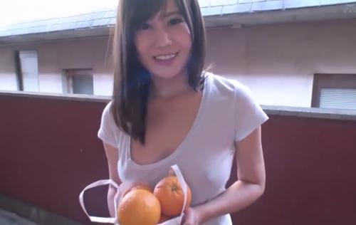 隣人のエッチなお姉さんに誘惑され我慢できずセックスしちゃうお兄さんたち！