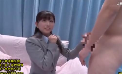 勃起したちんこを見せられ恥ずかしそうにするお姉さんにお願いして筆下ろししてもらう童貞くん