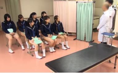 オマンコの感度を診察されるJKたち