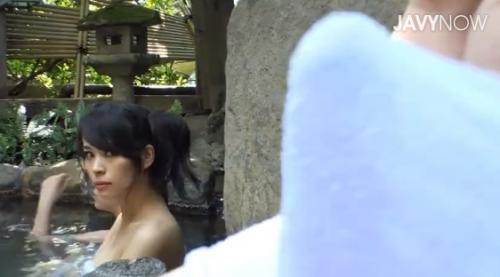 混浴露天風呂でちんぽが勃起してる男性に気が付いたお姉さんが・・・