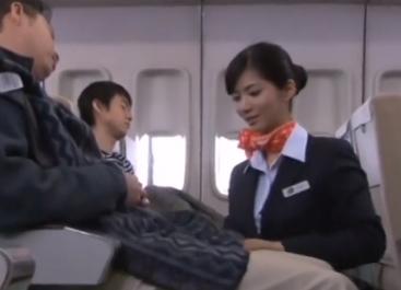 美人CAの麻生希さんがお客さんにフェラチオサービス