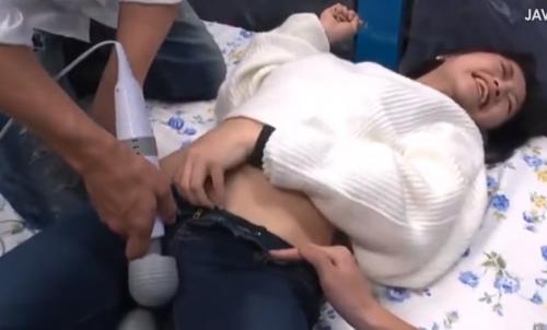 ウブな素人娘が大人たちの玩具にされてしまう