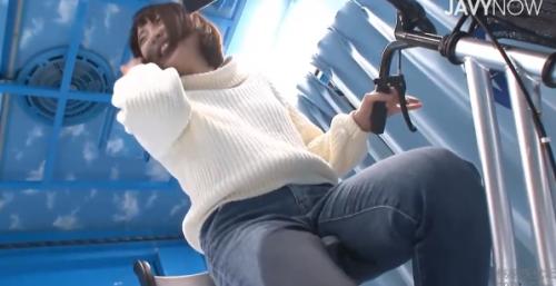 ディルトのついた自転車に乗った奥さん気がつけばちんぽを挿入されちゃっていた！