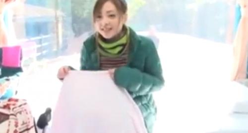 お団子ヘアのかわいい色白娘が彼氏を外で待たしＭＭ号でセックスしちゃう