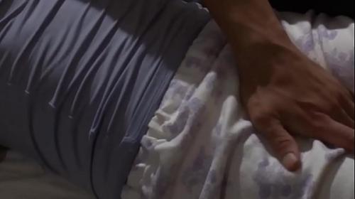 息子にねだられ夫が寝る横でセックスしちゃうお母さん