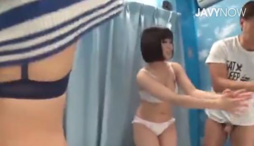 勃起したちんぽを見せられエッチな気分になったお姉さんたち
