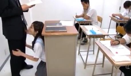 授業中先生のちんぽをじゅぼじゅぼフェラして抜いちゃうＪＫ