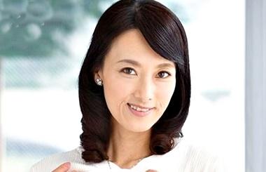 ４４歳美魔女の人妻がで初撮りでプロチンコを体験して隠されてた淫乱ぶりを発揮！ガリガリ貧乳スレンダーおばさん