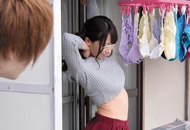 ”ちょっとヤッていく？” 童貞だった俺を隣人の若妻がノーブラ胸チラで誘惑し勃起しているのがバレて逆レイプされた