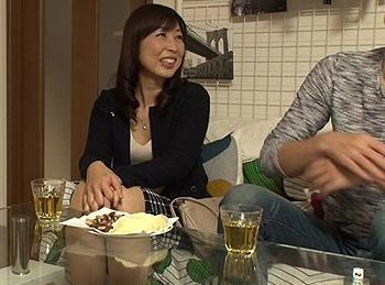 五十路の小綺麗なおばさんが息子と同じ位の若者に抱かれて欲情しメス臭全開で感じまくるセックスが本能的でエロい