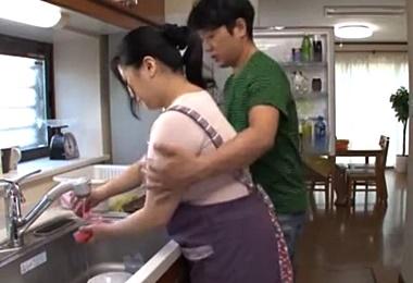 亭主とはご無沙汰で欲求不満な五十路義母が娘婿に誘惑され若い男と膣内中出しセックス！イケナイ近親相姦の虜に…