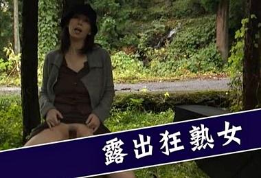 ”うふふ…私とシタい？”露出狂おばさんが股間を見せつけ仕事中のガテン系若者を妖艶に誘惑！四十路熟女/翔田千里