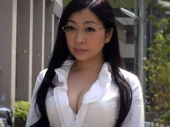 市役所受付嬢だった四十路の上品な熟女は実はセックス大好きな淫乱エロBBAだった！AV鑑賞の趣味が高じてAV界に殴り込みｗ