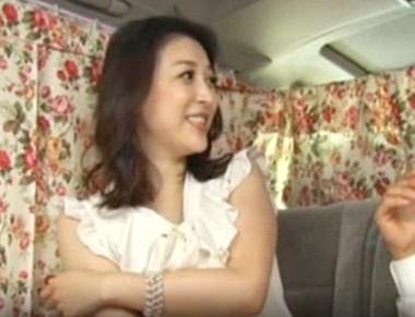 ”えっ？ココでですか？”四十路のセレブ熟女がご無沙汰なため意外にアッサリとカーセックスを受け入れる！＜熟女ナンパ＞
