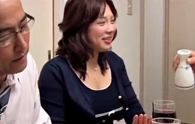 ＜ながえスタイル＞会社の同僚を呼んで飲み会⇒変態夫が同僚たちに嫁を輪姦させる⇒それ見て興奮する鬼畜な旦那