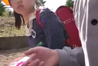 【JSナンパ】自宅に連込みパイパンマ○コに肉棒をネジ込むロリ動画が鬼畜すぎる！ｺﾘｬｱヤバいやつなのか？
