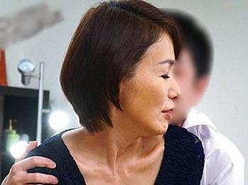 【還暦熟女】”こんなおばさんとしたいの？” 60代高齢熟女が息子友達に体を求められてソノ気になってメス発情！