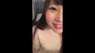 【素人投稿】「いいよ！抜いてあげるよ~ 」可愛い顔したロリ系女子大生が飲食店トイレで手コキ&フェラ抜きする天使ぶりｗ