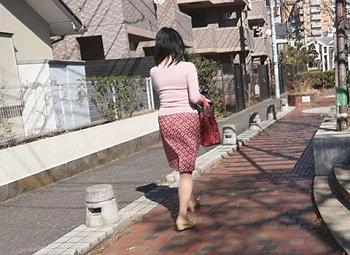 ”ちょっと！やめてぇぇぇ…”鬼畜レイプ魔が帰宅途中の美人奥様を拉致！監禁され問答無用なレイプで無残な恥辱に遭う