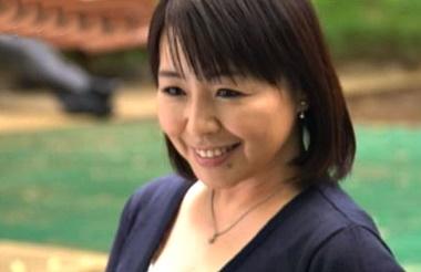 五十路ぽっちゃり熟女が亭主同伴でAV初撮り！ED気味の旦那も自分の妻が他人棒に凌辱される姿でビンビンに興奮！