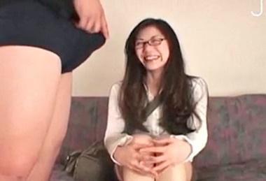 若い男のフル勃起チンポを前に満面の笑みを魅せる四十路メガネ美熟女 センズリ鑑賞してノリで手コキまでしてくれたｗ