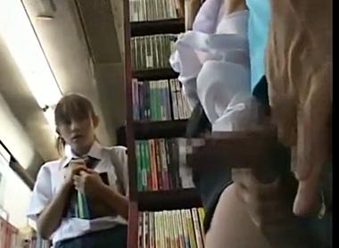”えっつ？こんな所で何してるの？！”書店で女性客に痴漢するレイプ魔！それを目撃した可憐な女子校生にも魔の手が迫る…